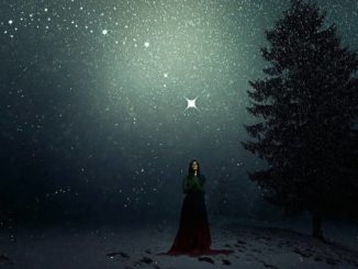 frau-sternenhimmel-rauhnaechte-winter
