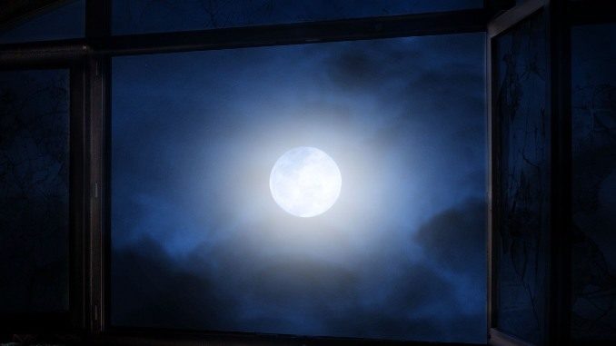 mond-fenster-window