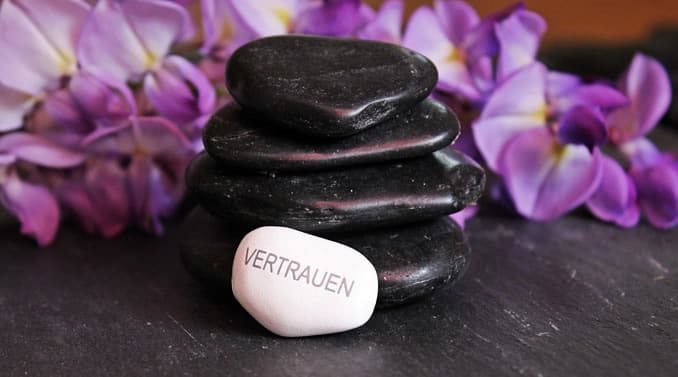steine-blueten-vertrauen-balance