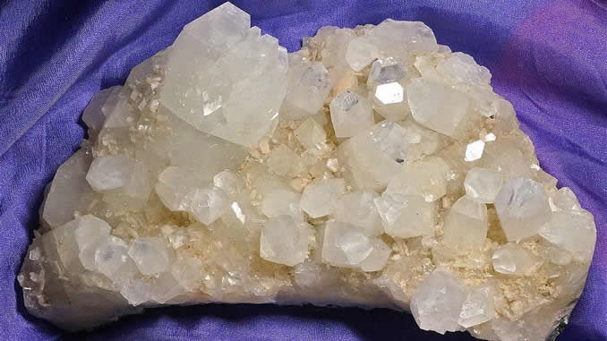 Apophyllit-apophyllite-with-stilbite