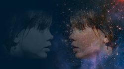 Spiegelgesetze – zwei einander zugewandte Frauenprofile vor einem Sternenhimmel