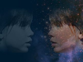 Zwei einander zugewandte Frauenprofile vor einem Sternenhimmel
