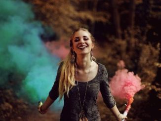frau-farben-coloful