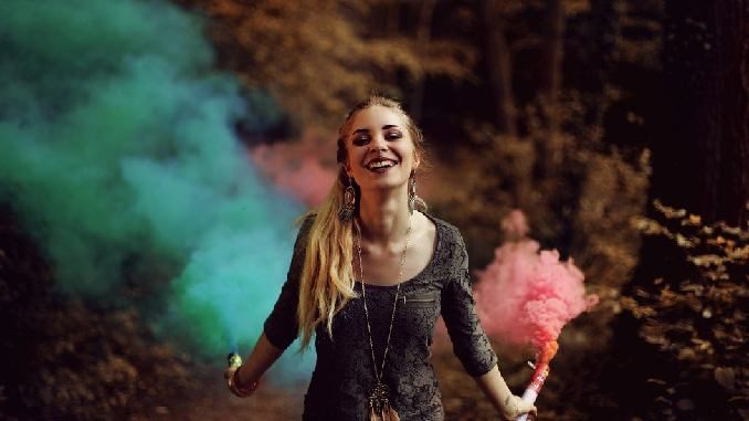 frau-farben-coloful