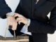 frau-uhr-checkin-watch
