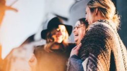 Frauen suchen Kooperation statt Konkurrenz frauen lachen Kommunikation people
