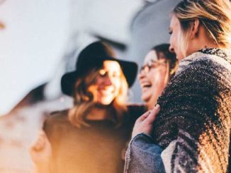 frauen lachen Kommunikation people