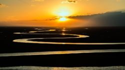 Dunkle Zeiten sonnenaufgang fluss prairie