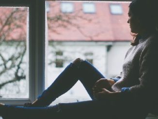 angst-frau-fenster-window-view