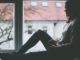 angst-frau-fenster-window-view