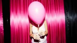 Identifikation mit dem Ich: Frau mit Ballon vor dem Gesicht