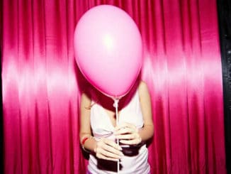 frau ballon gesicht bühne