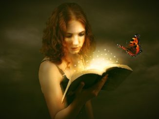 frau-buch-licht-weisheit-erkenntnis-woman
