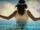 frau-fenster-meer-taube-woman