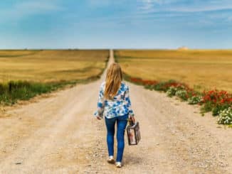 frau-koffer-weg-verlassen-suitcase