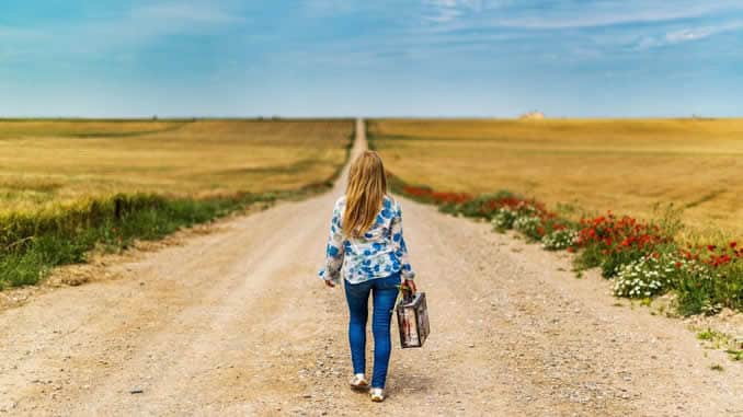frau-koffer-weg-verlassen-suitcase