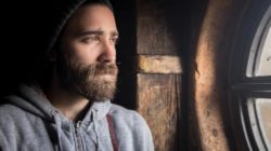 mann-gedanken-suchen-beanie