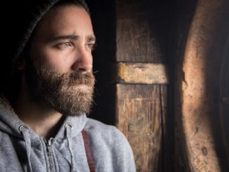 mann-gedanken-suchen-beanie