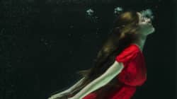 NEOWAKE-under-water-uner-wasser-frau-luftblasen