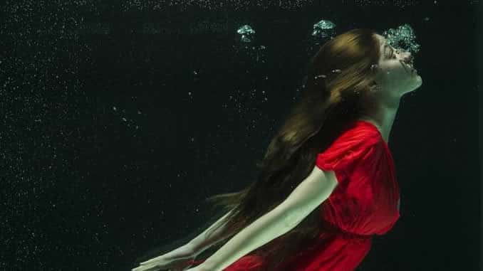 NEOWAKE-under-water-uner-wasser-frau-luftblasen