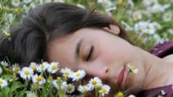 Gehirnwellentraining fördert guten Schlaf wiese frau sleep