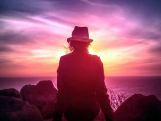 frau-Sonnenuntergang-Woman-Watching-the-Sunset