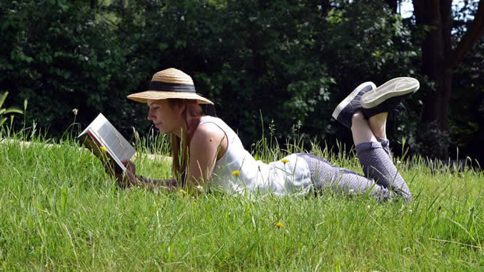 buecher-lesen-wiese-frau-reading-book