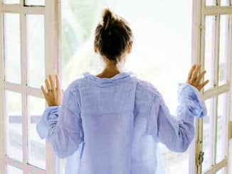 morgen-frau-fenster-morning