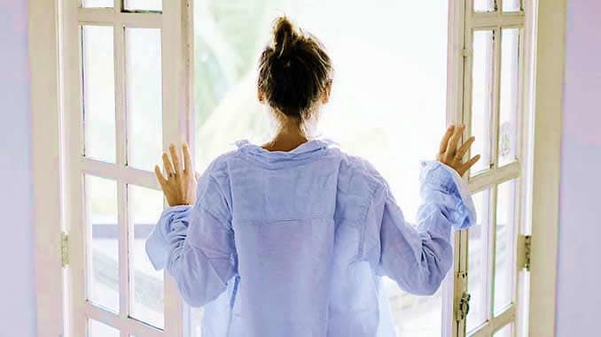 morgen-frau-fenster-morning