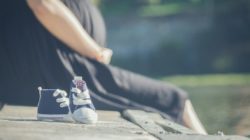 Mutterschaft schwangere frau babyschuhe 