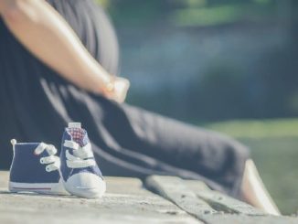 schwangere frau babyschuhe pregnant