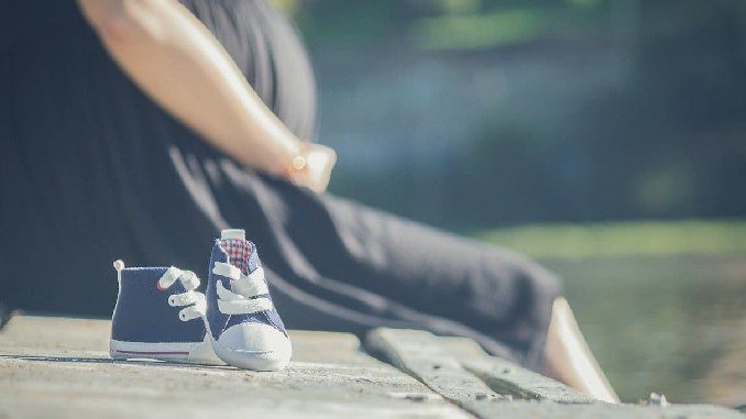 schwangere frau babyschuhe pregnant