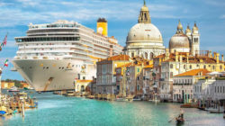 hageneder Kreuzfahrtschiff am Beginn des Canal Grande in Venedig, © Jaro68shutterstock.com1475014784
