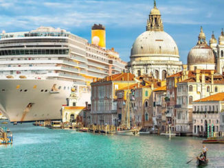 hageneder Kreuzfahrtschiff am Beginn des Canal Grande in Venedig, © Jaro68shutterstock.com1475014784