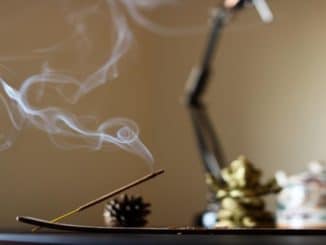 raeucherstab aroma Denis Olivieira Unsplash