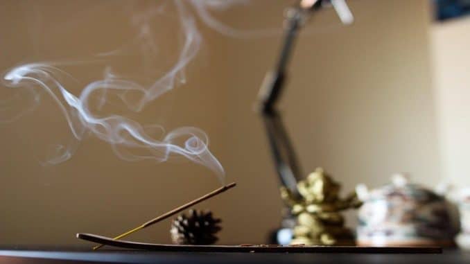 raeucherstab aroma Denis Olivieira Unsplash
