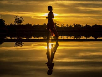 frau-sonnenuntergang-See-beach