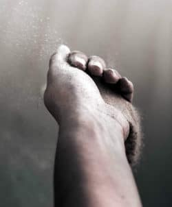 Unzufriedenheit hand sand rieseln unsplashhand sand rieseln unsplash
