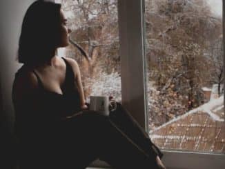 frau fenster girl