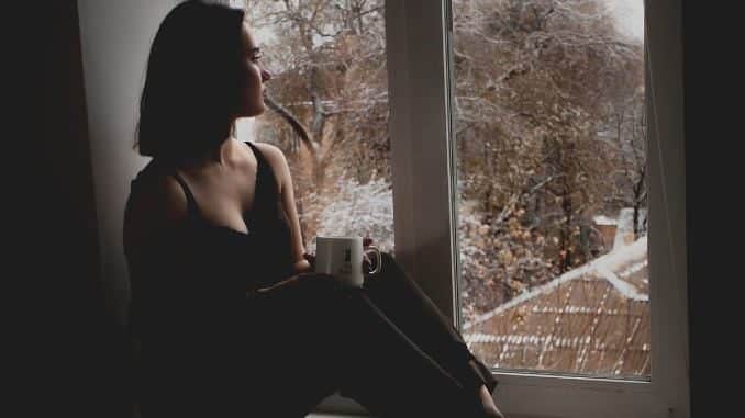 frau fenster girl