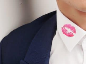 affaere kiss mark