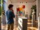 Nachdenklicher Besucher in der Skulpturengalerie