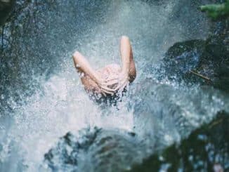 frau wasserfall people