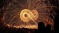 Oruç Güvenç liegnde acht lichter steelwool