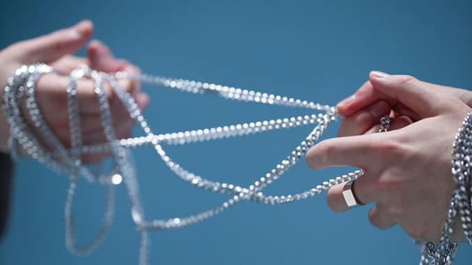 verbunden kette haende pexels cottonbro