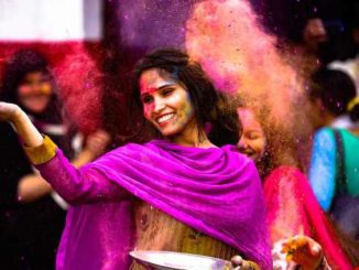 frau lachen indien holi