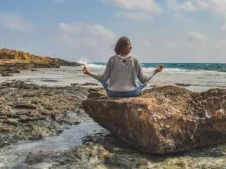 frau meer meditation girl