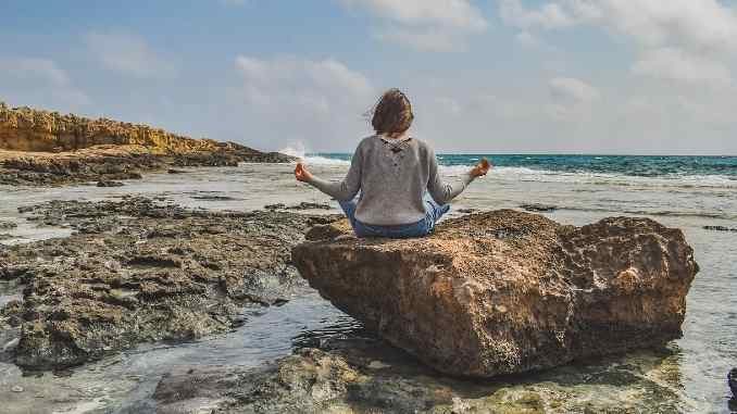 frau meer meditation girl