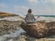 frau meer meditation girl