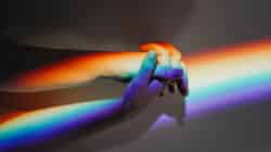 Zukunft positiv gestalten haende regenbogen